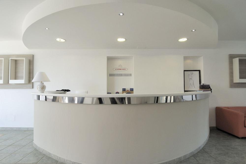 Hotel Ambrosio La Corte Ольбия Экстерьер фото