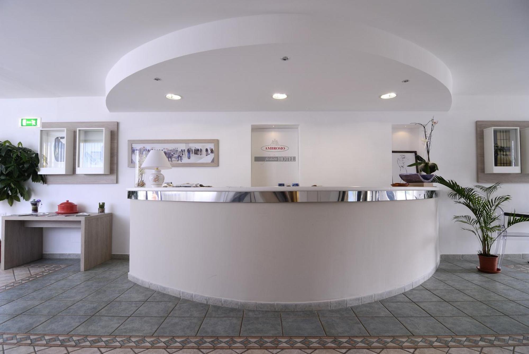 Hotel Ambrosio La Corte Ольбия Экстерьер фото