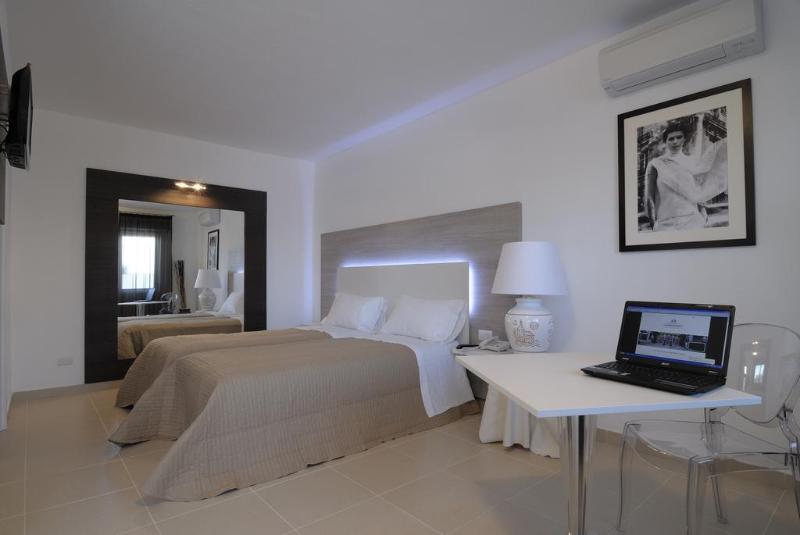 Hotel Ambrosio La Corte Ольбия Экстерьер фото